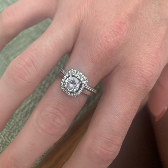 Engagement ring - Picture 2 of 2